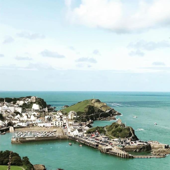 Paramount Ilfracombe, Arty Seaside * Ilfracombe