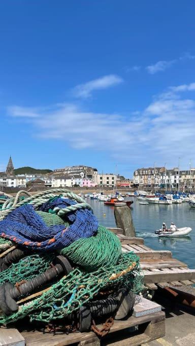 Paramount Ilfracombe, Arty Seaside *