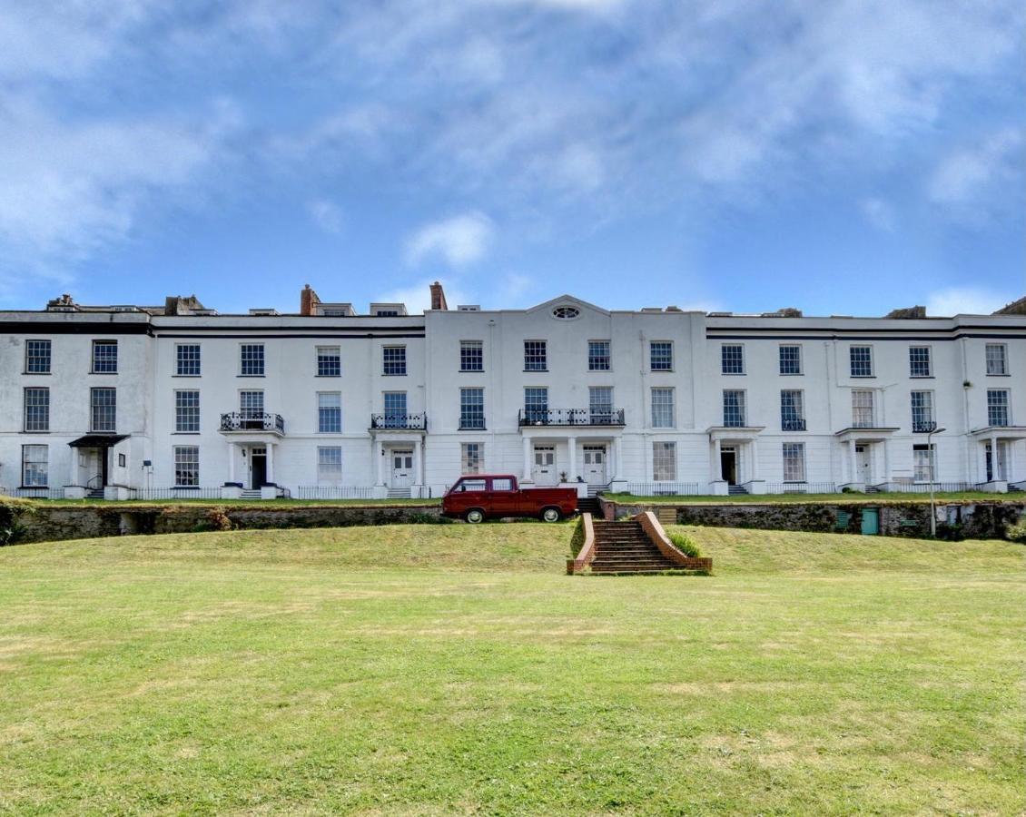Paramount Ilfracombe, Arty Seaside * Ilfracombe